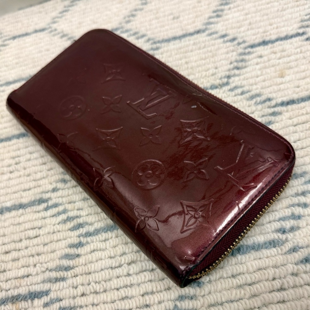 LOUIS VUITTON Classic Monogram Burgundy Vernis Patent Leather Zippy Chic Wallet - Picture 4 of 16